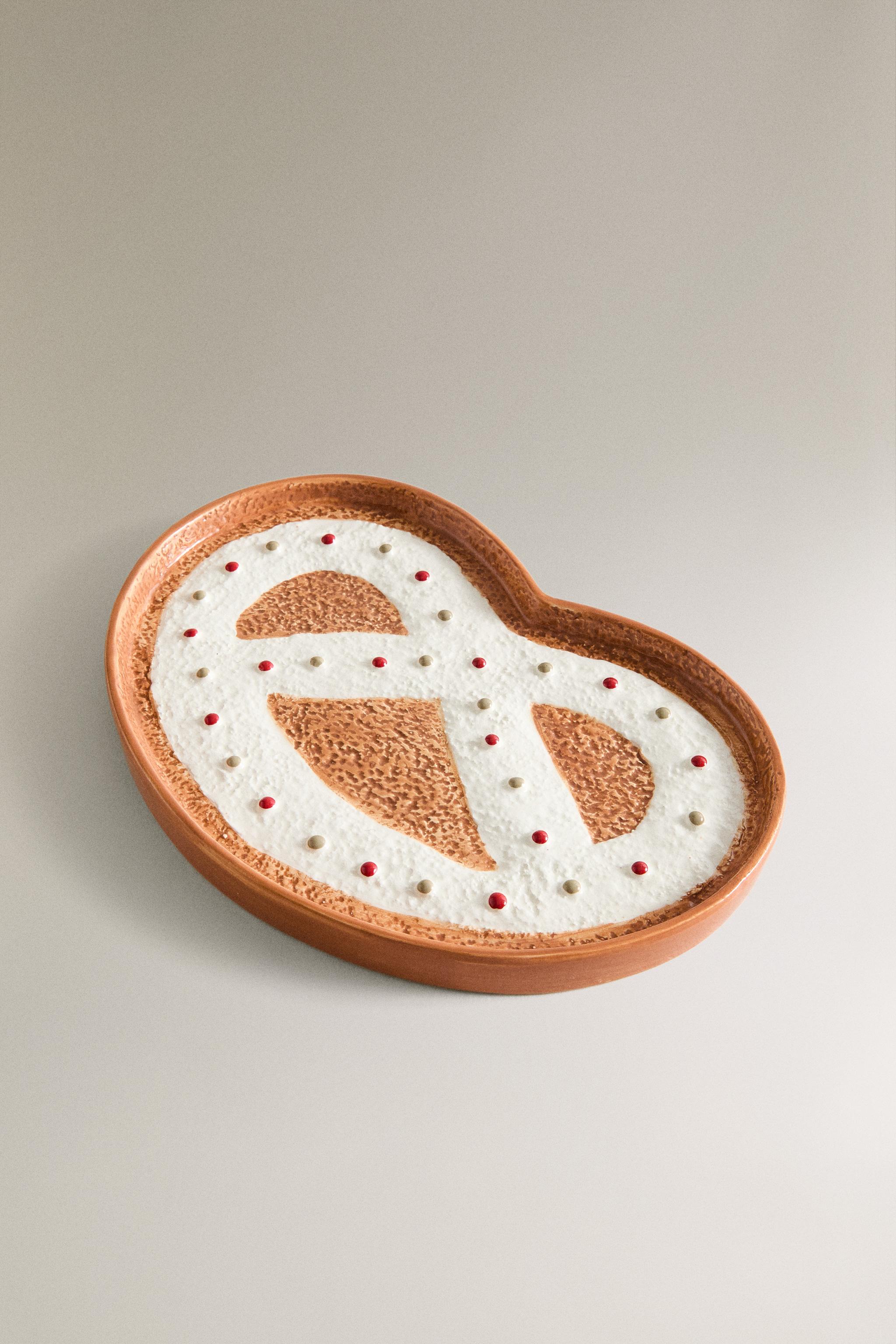 CHILDREN'S STONEWARE PRETZEL CHRISTMAS PLATE